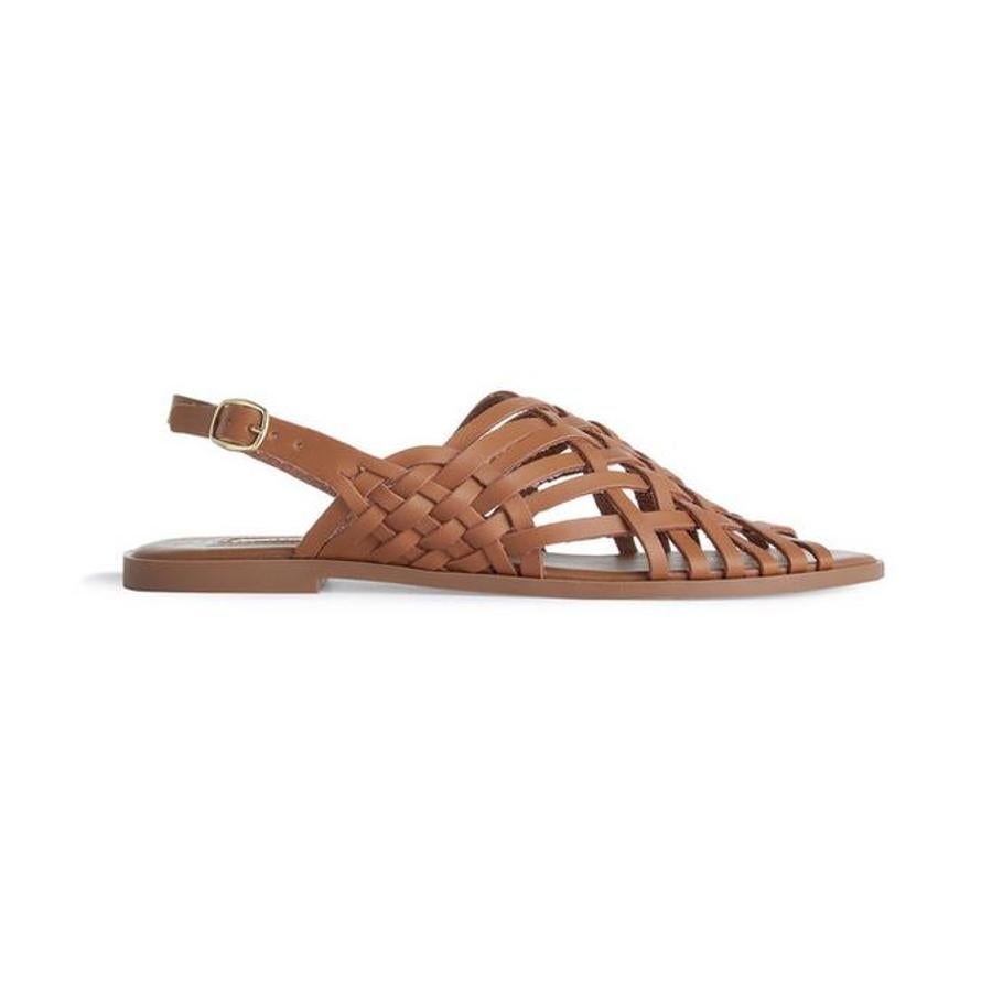 Sandalias destalonadas con tiras trenzadas en marrón (10 euros).