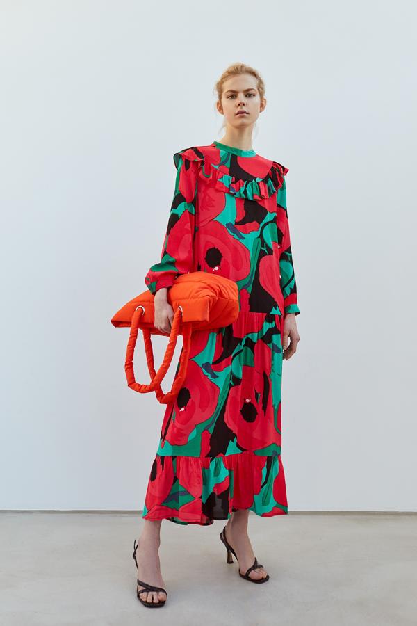 Vestido largo con flores en tonos rojos, de las rebajas de verano de Sfera. Con los descuentos se ha quedado en 29,99 euros mientras que en temporada costaba 45,99.