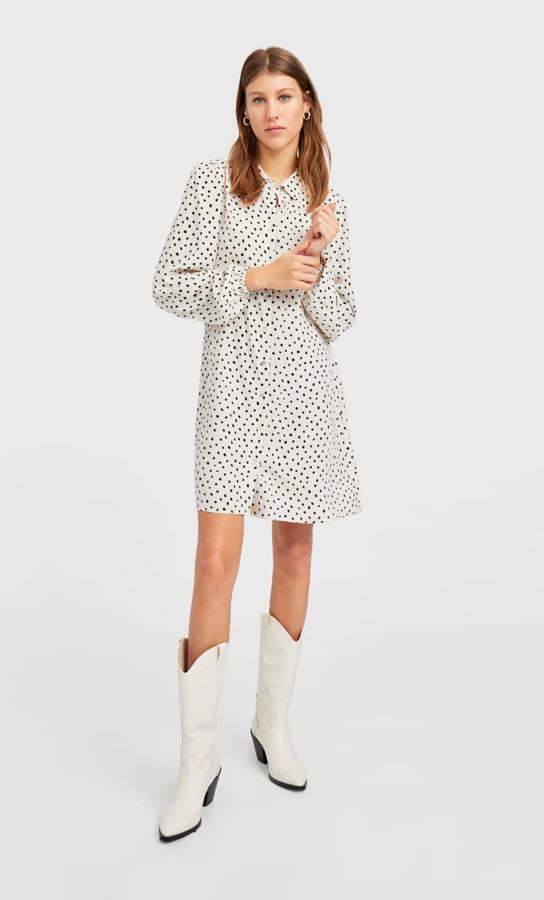 Vestido camisero mini estampado. Perfecto para esas tardes de terraceo en las que todavía necesitas llevar una manga larga. Cuesta 12,99 euros.