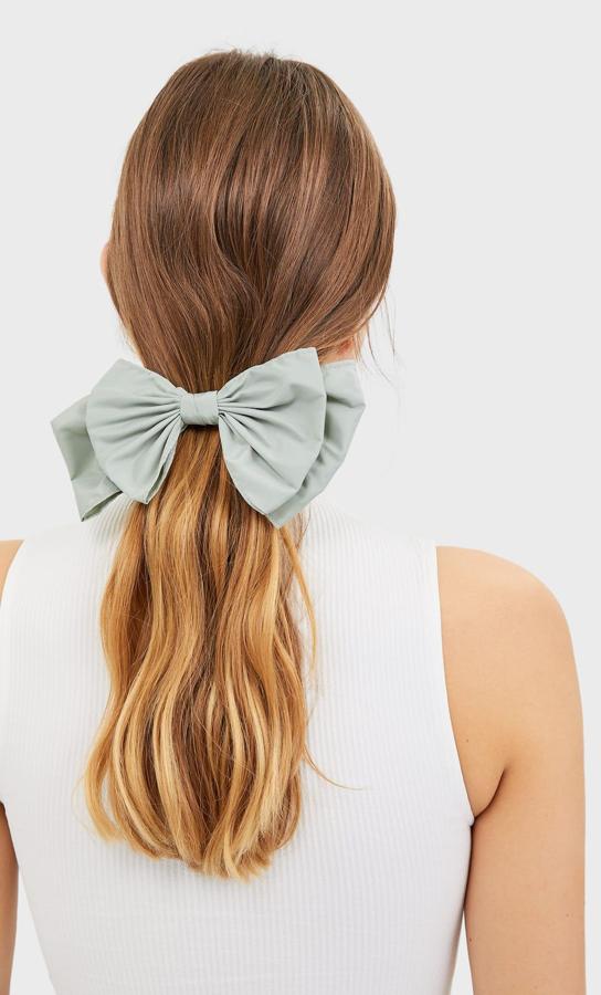 ¿Cómo es de bonito? Nos enamoró cuando le vimos uno muy parecido a Dulceida y ahora nosotros podemos lucir uno prácticamente igual por un precio de 4,19 euros. Lo tienes disponible en verde pastel, fucsia oscuro y beige medio.