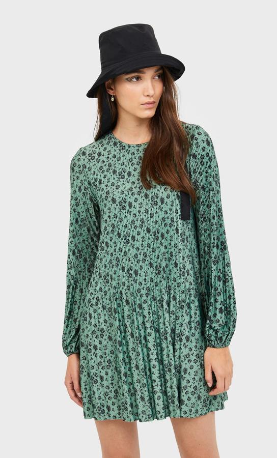 Hay prendas con rollazo que te solucionan el look en un instante, como este vestido corto plisado que vale solamente 12,59 euros.