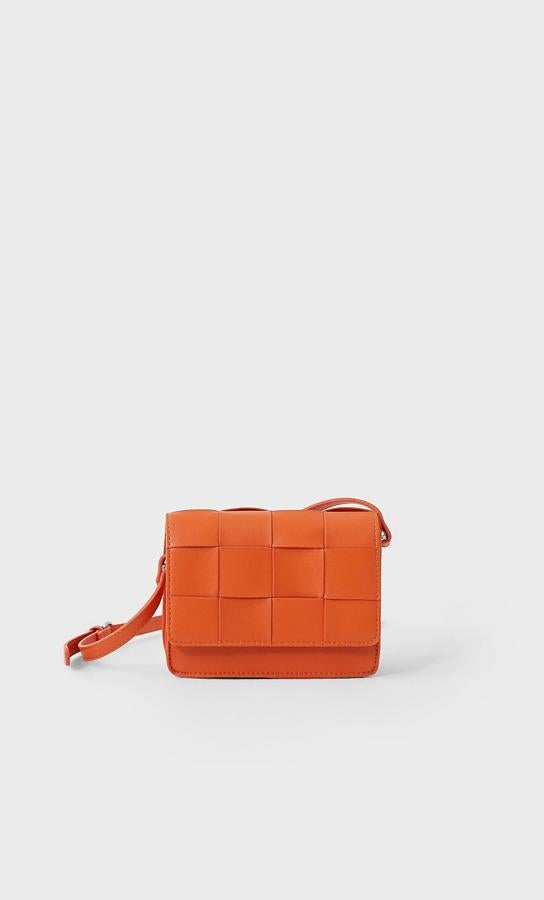 ¿Una bandolera trenzada por 15,99? Sí, es posible. Y, si lo prefieres, puedes tenerla en un negro más socorrido en lugar del naranja veraniego.