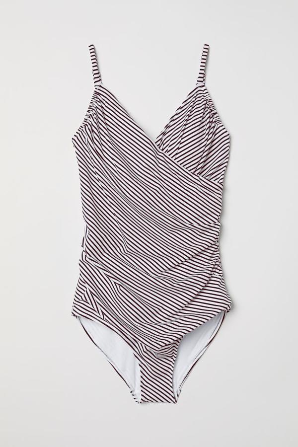 Solo queda en la talla 32 pero tal vez puedas ser tú la afortunada que pueda lucir este bonito bañador en color blanco con rayas diagonales en azul marino. Y no hace falta esperar a las rebajas, ya que de 29,99 euros ha pasado a costar 12,99 euros.