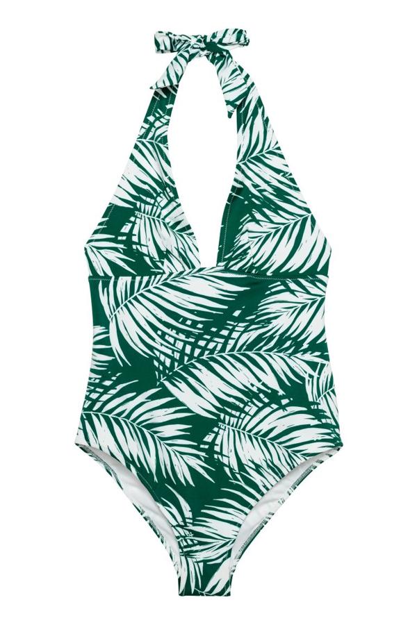 Con escote profundo y tiras de anudar en la nuca, este bañador con estampado tropical en tonos verdes y blancos ya está rebajado, y de 29,99 euros ha pasado a costar 20,99 euros. Solo queda en la talla 34 y se está agotando.