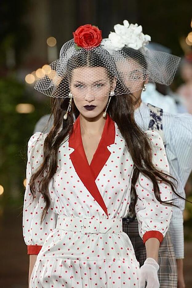 Bella Hadid tiene el pelo finísimo y a capas: su melena es fruto de extensiones.