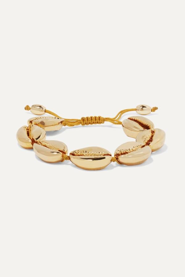 Brazalete 'Puka' con conchas bañadas en oro y cordel regulable, de Tohum (168 €).