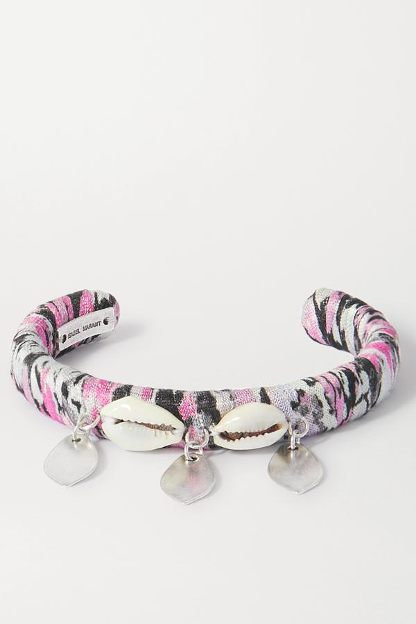 Brazalete forrado de tela con conchas y abalorios metálicos bordados, de Isabel Marant (160 €)