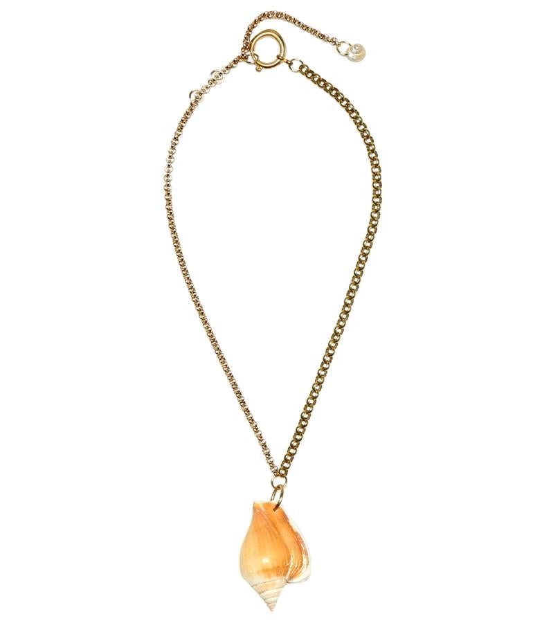 Colgante en forma de caracola con cadena metálica de eslabones, de Marine Serre (168 €).