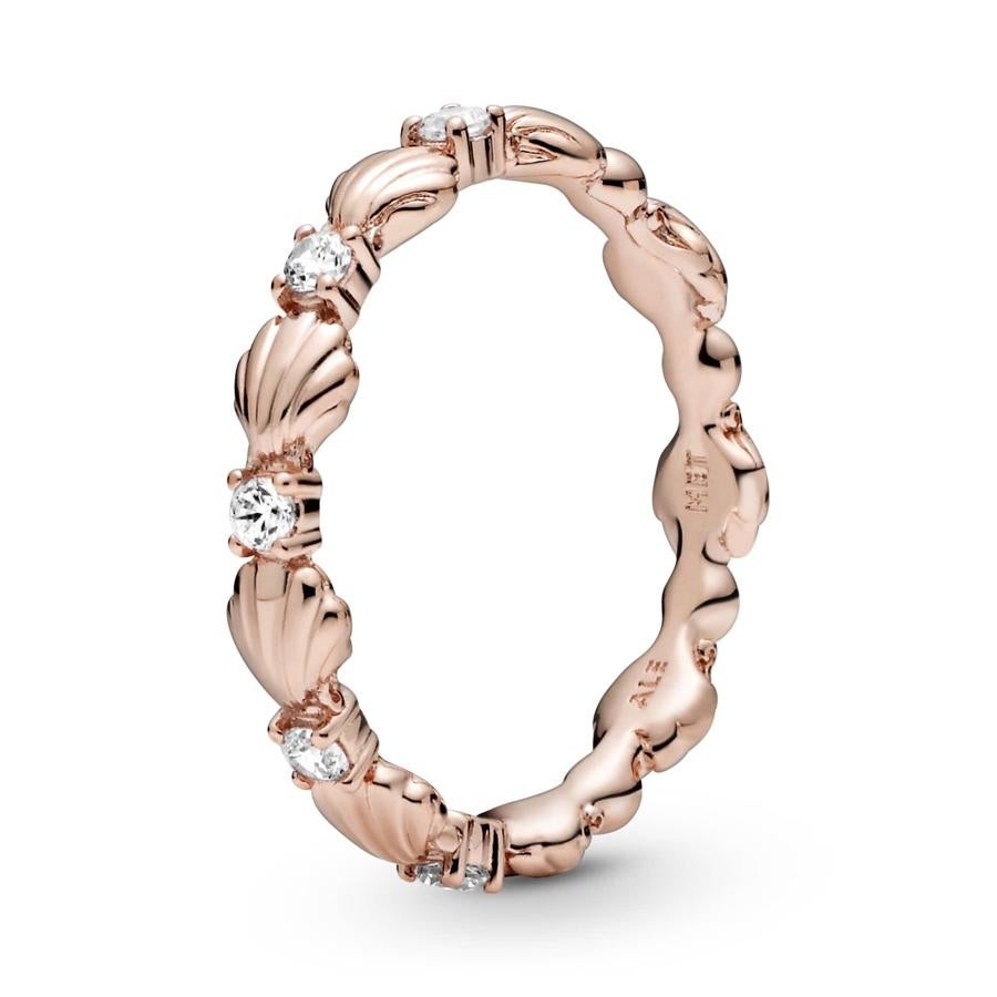Anillo de oro rosa con circonitas cúbicas engastadas, de Pandora (49 €).