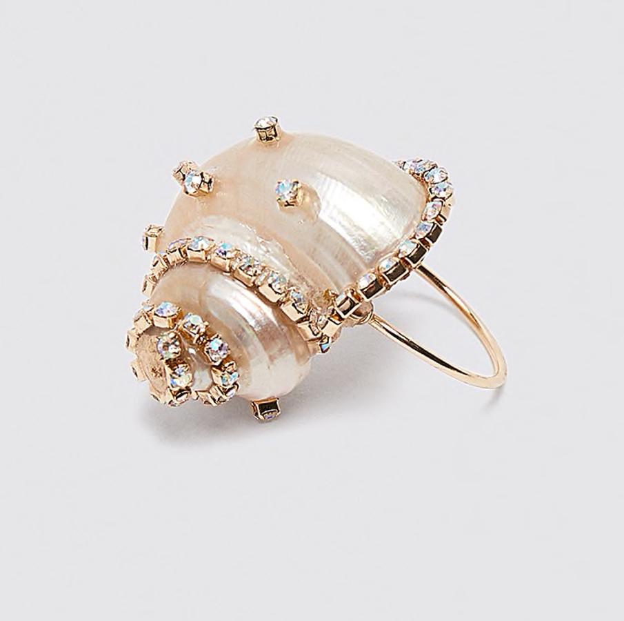 Anillo de caracola nacarada con cristales engastados, de Zara (12,95 €).