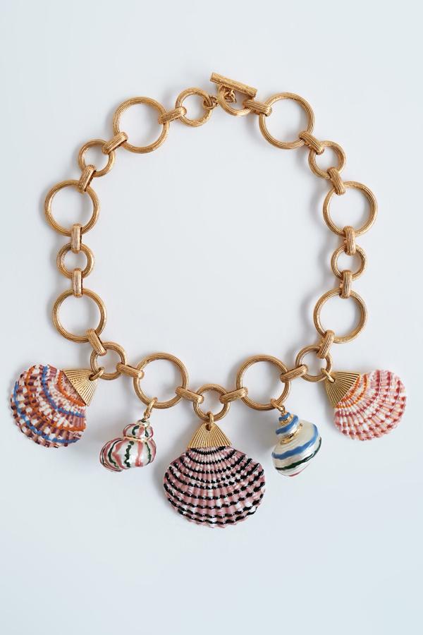 Collar de arandelas con conchas y caracolar multicolores engastadas, de Zara (17,95 €).