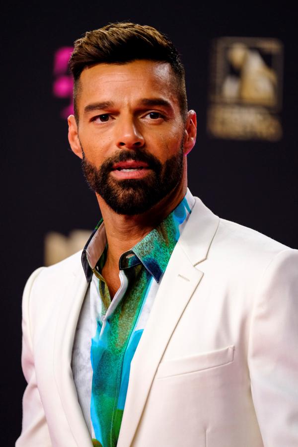 Ricky Martin desveló su orientación sexual en 2010 y a través de Twitter, provocando un terremoto internacional. Tuvo que lidiar con la homofobia internalizada (despreciar a los homosexuales a pesar de ser tú mismo gay) y, recientemente, ha desvelado que muchas personas de su entorno intentaron disuadirle de que saliera públicamente del armario. "Las personas que amo, las personas que estaban muy cerca de mí, me dijeron: 'Si sales este será el final de tu carrera. Las chicas no comprarán tus álbumes, no comprarán tu camisetas, no comprarán tus entradas para el concierto'. Eso me impidió salir por muchos años. Porque trabajas tan duro para llegar a un lugar en el negocio del entretenimiento, que si luego te dicen que si hablas de tu naturaleza todo se derrumbará lo evitas".