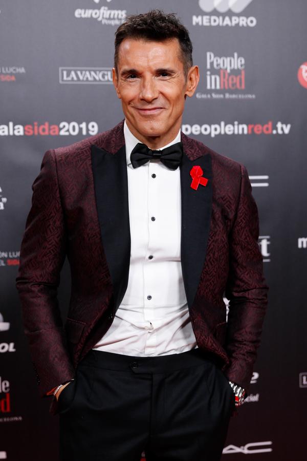 Javier Vázquez decidio contar públicamente que es homosexual en 2000, una decisión que le dio alas a su relación con Roberto, su marido desde 2005. Recientemente ha vuelto a hablar sobre su salida del armario, concretamente por la razón que la retrasó tanto. "Habría salido antes del armario. Es lo primero que pensé cuando lo hice, pero mucha gente me decía que no lo hiciera. Fueron más los managers. Era otra época. Estamos hablando de finales de los 90...". Incluso admitió que se fotografiaba con amigas para insinuar que tenía relaciones heterosexuales."Yo nunca he tenido relaciones sexuales con mujeres. Nunca. Eran cosas que te decían los managers: 'Oye, hazte unas fotos con esta amiga para una revista'"..