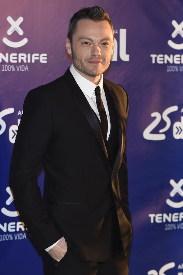 Tiziano Ferro declaró en 2010 que quería enamorarse de un hombre para terminar con años de rumores sobre su orientación sexual. Le ocurrió como a Ricky Martin: tenía miedo de enfrentarse a su sexualidad y a salir del armario. "A finales del año pasado llegué a la conclusión de que quería vivir esa parte de mí, parar de considerarla como un monstruo, como algo negativo, o incluso algo invalidante", explicó. Ferro admitió entonces que había considerado la homosexualidad "como una especie enfermedad". Y que los rumores que apuntaban a su homosexualidad le daban "mucha rabia": "No porque no quisiera que me consideraran gay, sino porque sí hubiera querido tener un novio".