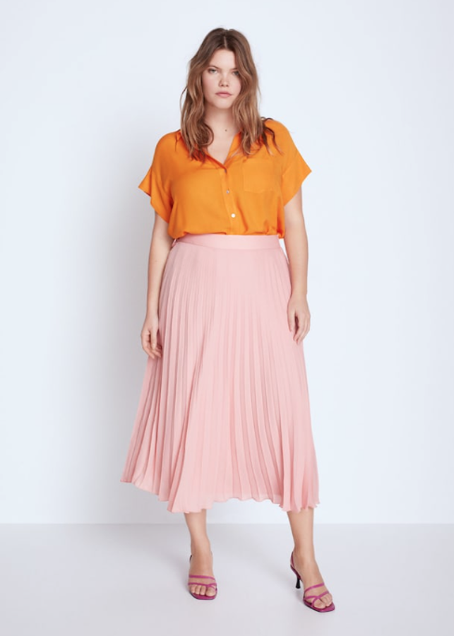 Nos encanta esta combinación de rosa suave y el vitaminado naranja de esta blusa sin mangas y bastante larga. Lleva el hombro caído y aberturas laterales. Pasa de 29,99 euros a 19,99.