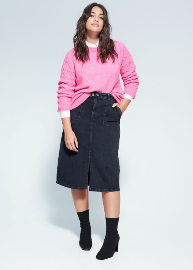 Un diseño que jamás pasa de moda, sobre todo en este denim oscuro. La silueta es acampanada, lleva dos bolsillos laterales y otros dos con botón en la parte posterior (19,99 euros).