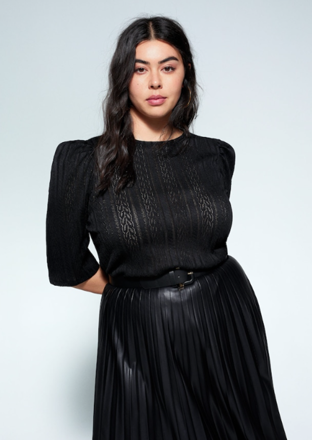 Queda espectacularmente sexy en este estilismo 'total black'. Está confeccionado en canalé con detalles calados y lleva cuello redondo y la manga larga abullonada. Pasa de 39,99 euros a 29,99.