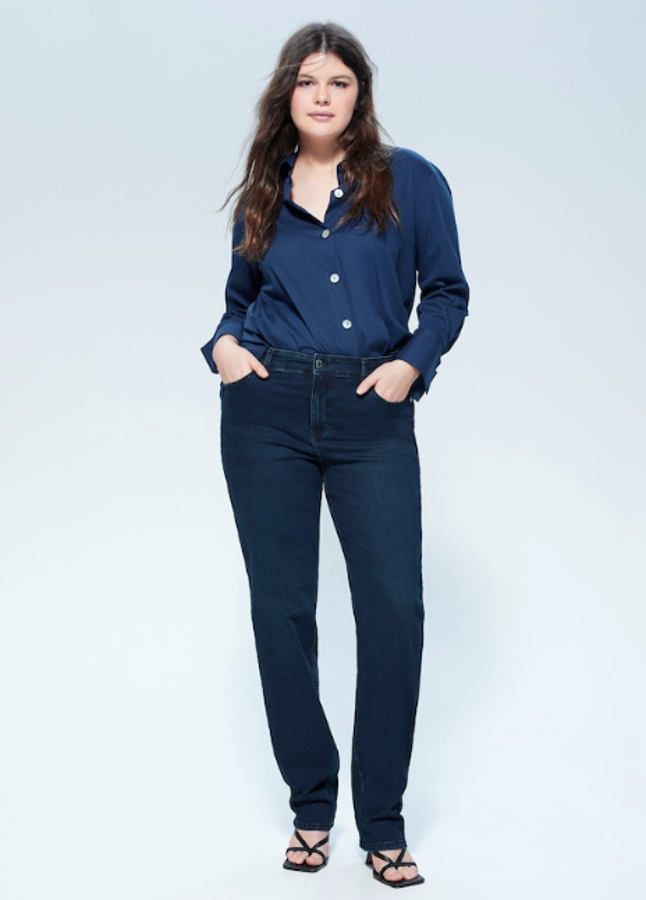 Los vaqueros rectos de Violeta quedan perfectos y además tienen un tono azul intenso maravilloso. Llevan el tiro medio y cinco bolsillos, y pasan de 39,99 euros a 25,99 euros.