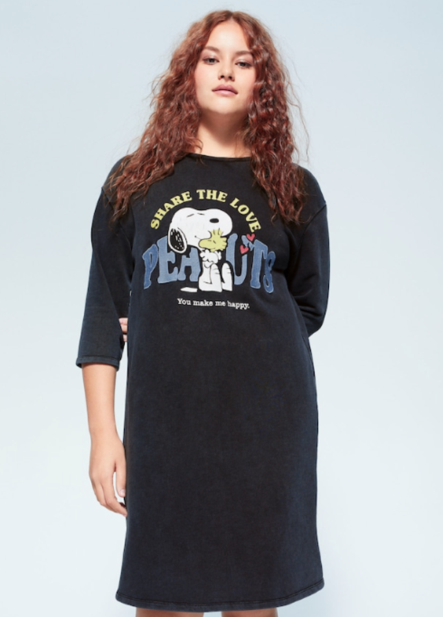 Un capricho para las fans de lo cuqui o los dibujos animados. Este vestido lo puedes usar para estar en casa o en tus vacaciones. Es de algodón, de silueta acampanad y sale por 29,99 euros.