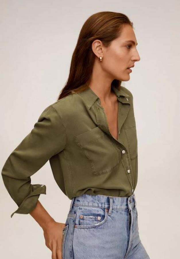 Camisa funcional con bolsillos delanteros, en color caqui, de las rebajas de verano de Mango. Antes de las rebajas costaba 29,99 y se ha quedado en 17,99 euros.