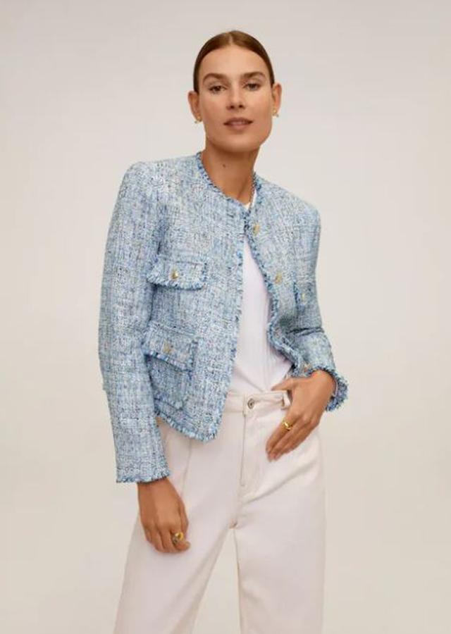 Chaqueta corta de tweed en tonos azules, de las rebajas de verano de Mango. Cuesta 39,99 euros y en temporada eran 49,99.