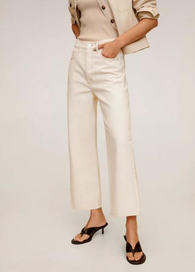Vaqueros blancos de cintura alta y corte recto, de las rebajas de verano de Mango. Su precio anterior era de 39,99 euros y ahora de 29,99.