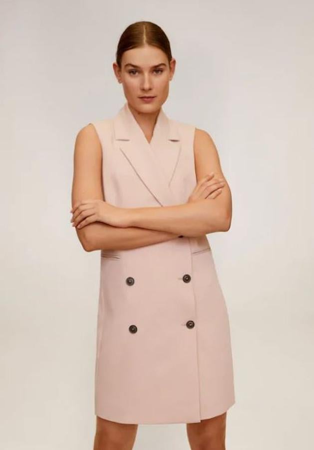 Vestido blazer con doble botonadura, de las rebajas de verano de Mango. Se ha quedado en 29,99 euros de los 49,99 que costaba.