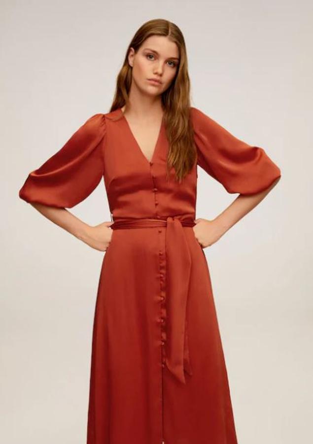 Vestido satinado color caldero, de las rebajas de verano de Mango. Su precio antes de las rebajas era de 49,99 euros y con el descuento se ha quedado en 39,99.