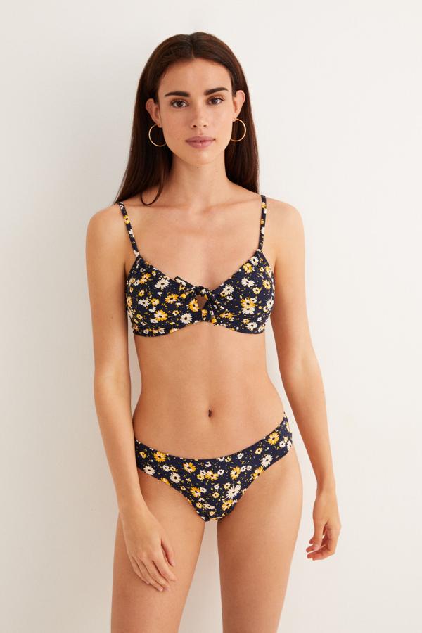Bikini de flores con top con lazada que antes costaba 26,99 euros y ahora cuesta 17,99.