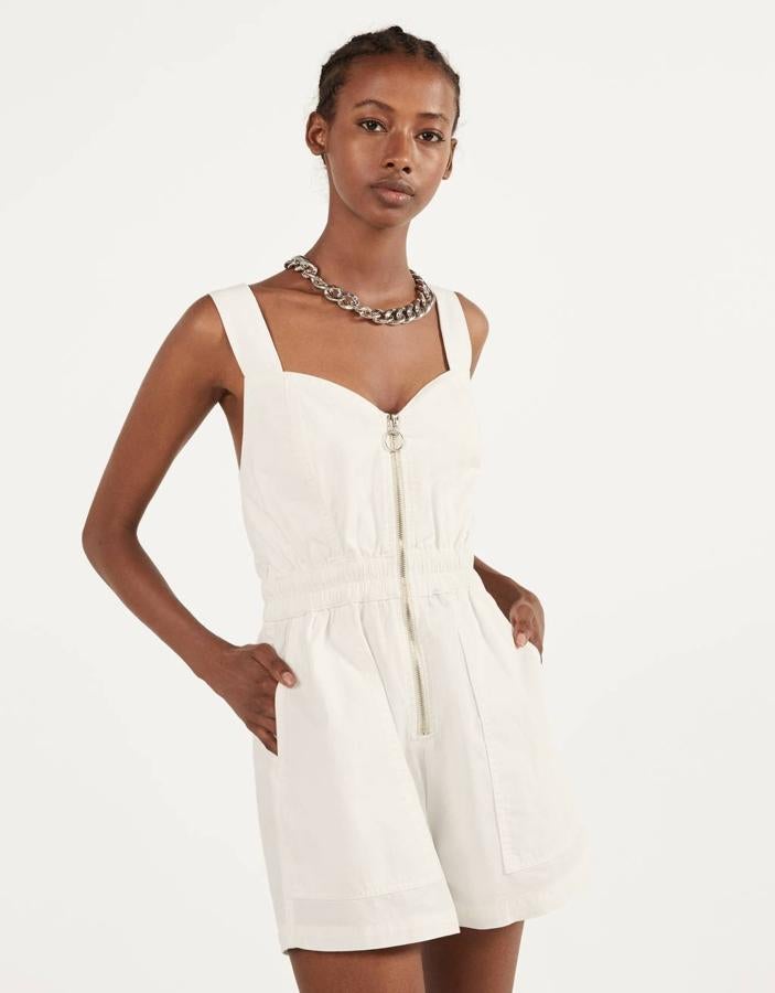 Otra de las propuestas de Bershka es este mono blanco confeccionado con algodón orgánico que tiene tirantes anchos y cierre frontal de cremallera que tiene un precio de 19,99 euros y está disponible entre las tallas XS y L.