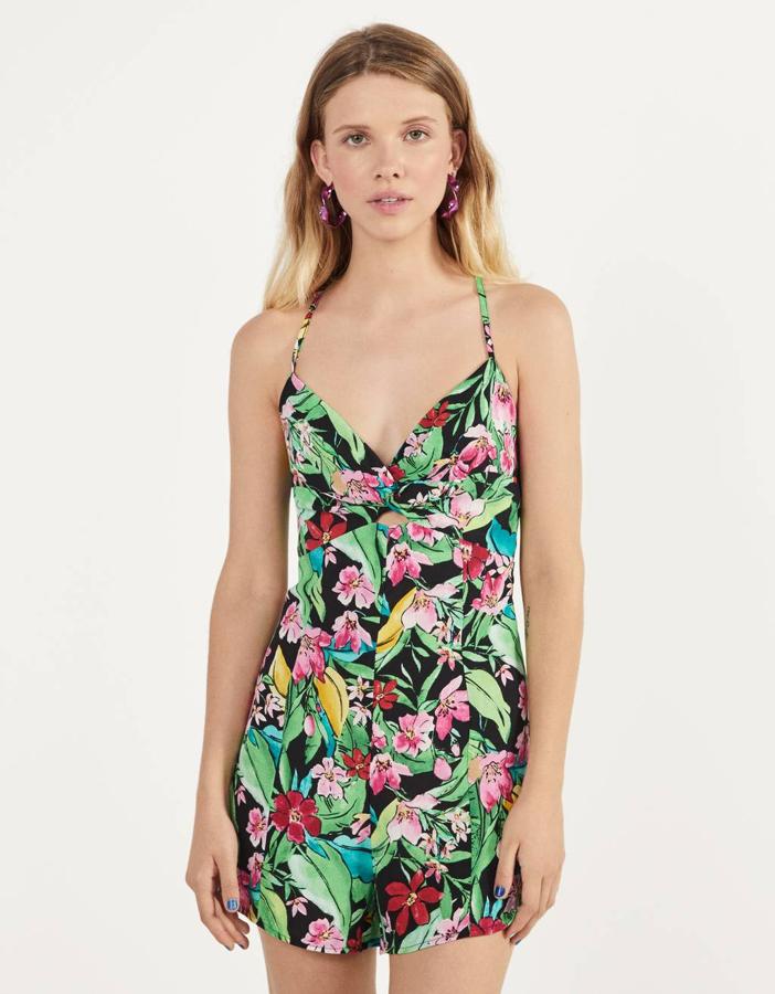Entre las propuestas más vistosas de esta selección está este mono corto de Bershka con tirantes finos, escote cruzado y un bonito estampado floral en tonos verdes y rosas. Cuesta 25,99 euros y está disponible entre las tallas XS y L.