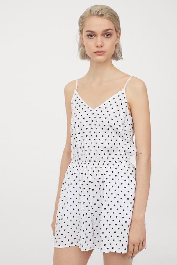 Entre nuestros favoritos está este mono corto de H&M en color blanco con estampado de lunares con escote de pico y tirantes finos ajustables. Tiene un precio de 14,99 euros y está disponible entre las tallas 32 y 48.