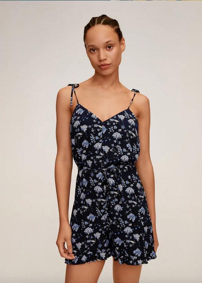 En Mango hemos encontrado este bonito mono corto en azul marino con cuello de pico y cintura entallada con cierre de lazos ajustables. Cuesta 25,99 euros y está disponible entre las tallas XS y XL.