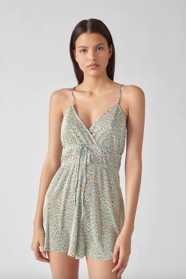 Tejido plisado con estampado de flores para este mono corto de Pull&Bear en azul verdoso. Con detalle de goma doble en la cintura y escote de pico cruzado, cuesta 19,99 euros y está disponible entre las tallas XS y XL.