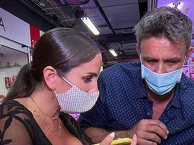 Anabel Pantoja y Alonso Caparrós atentos a las instrucciones de la tonadillera.