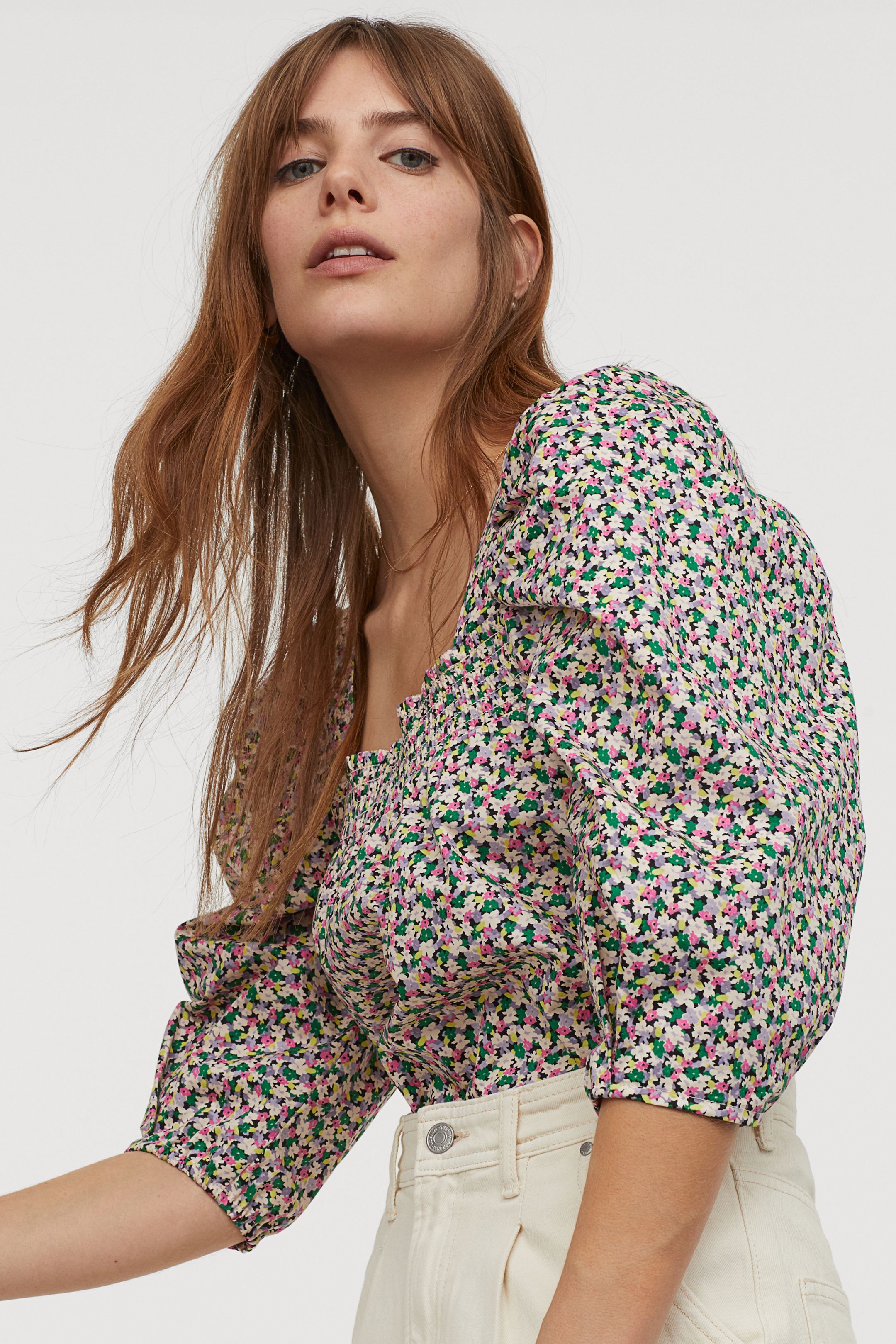 Con estampado de flores y escote cuadrado de la nueva colección de H&M. ¡Pura tendencia! (19,99 euros).