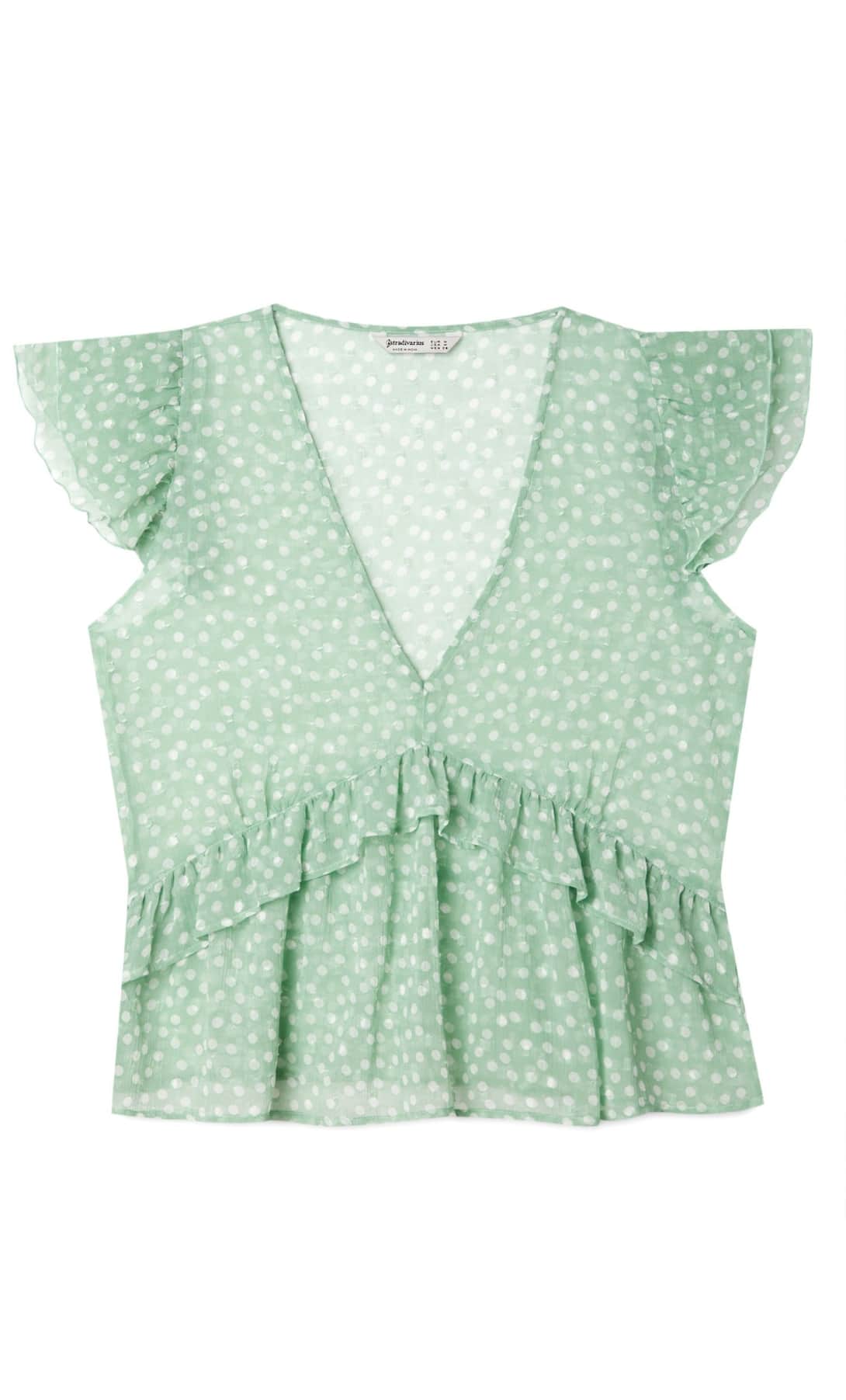 Ligera, sexy y muy pero que muy veraniega: blusa con volante en tono verde agua de tejido fluido plumeti de la nueva colección de Stradivarius. (15,99 euros).