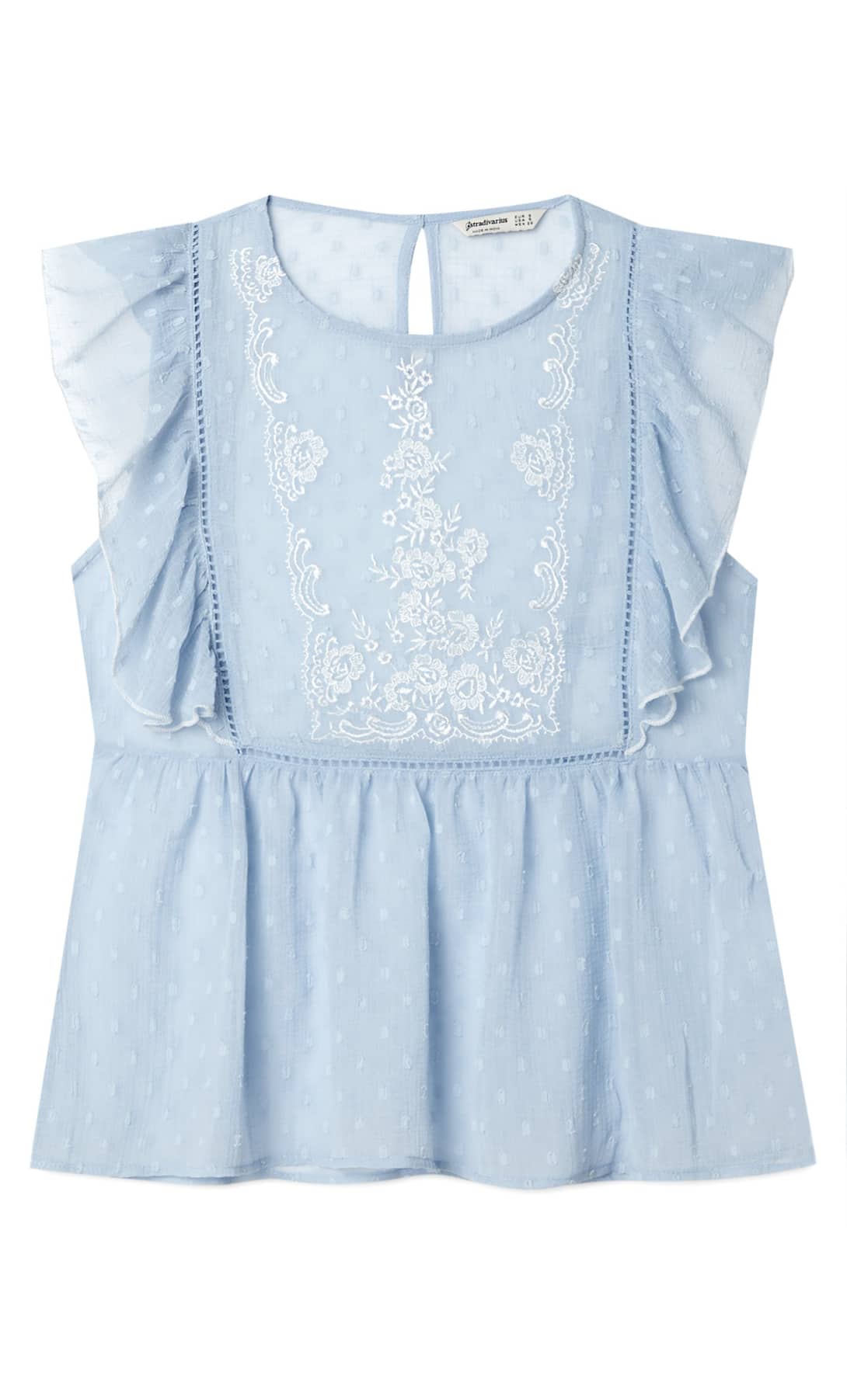 Blusa de tul con bordados en azul bebé. (17,99 euros). Ideal para combinar con pantalones blancos.