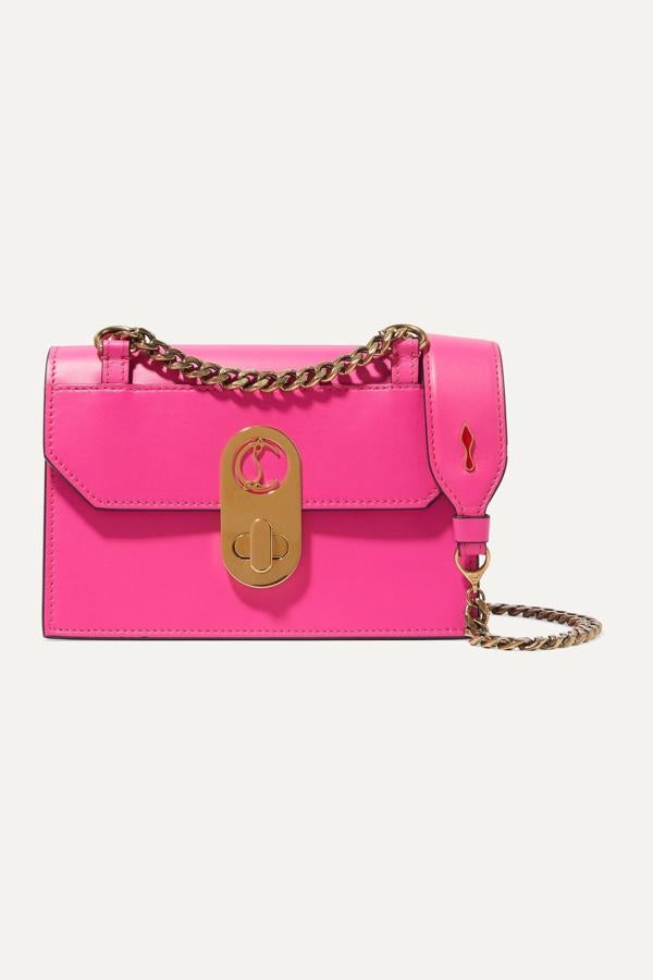 De estructura rígida, con solapa y cierre metálico, de Christian Louboutin (1.250 €).