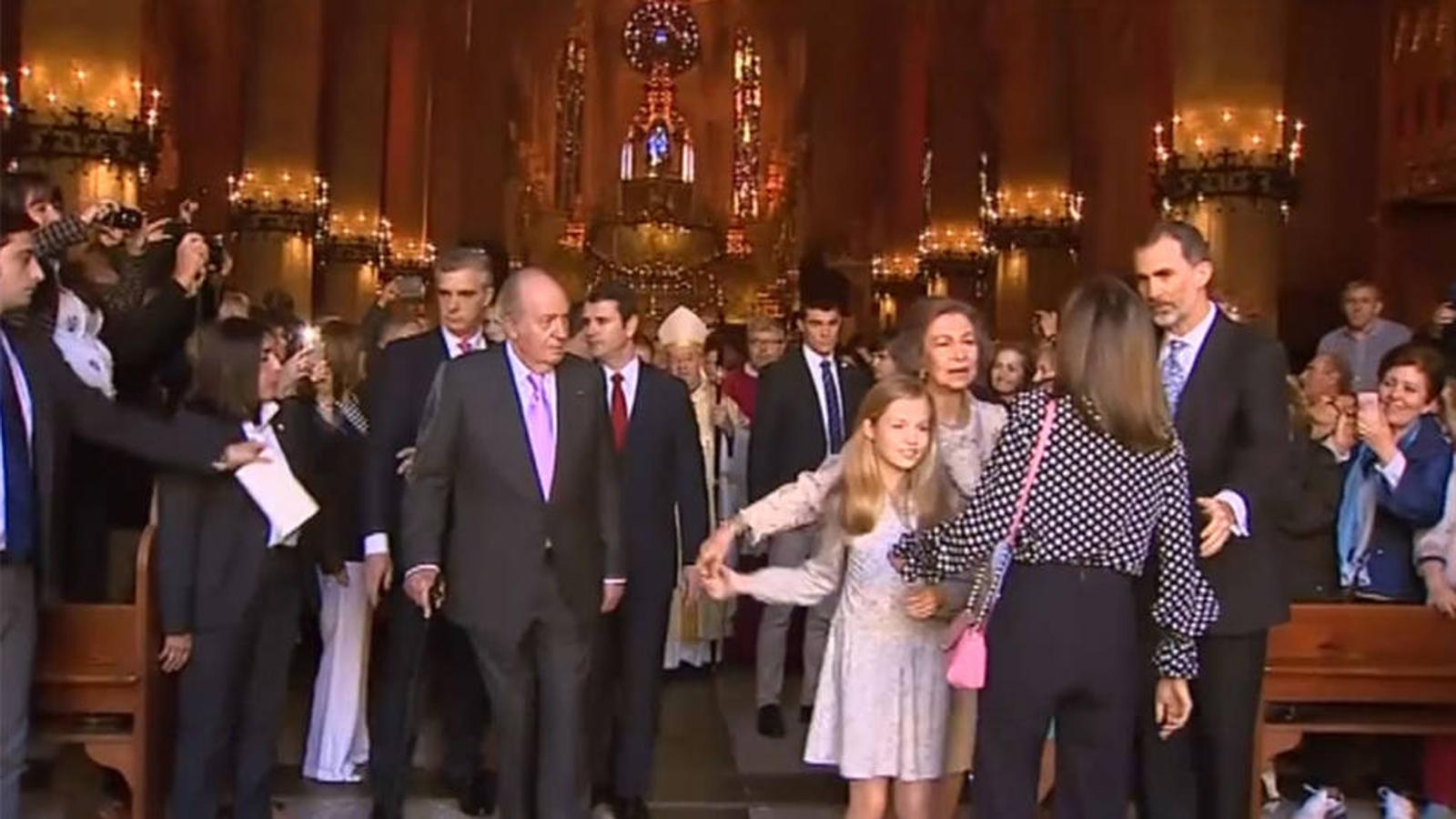 Entre las situaciones difíciles a las que ha tendo que hacer frente, encontramos ese encontronazo público entre su madre, la Reina Sofía, y su mujer, la Reina Letizia, en la Misa de Pascua en Palma de Mallorca en abril de 2018.