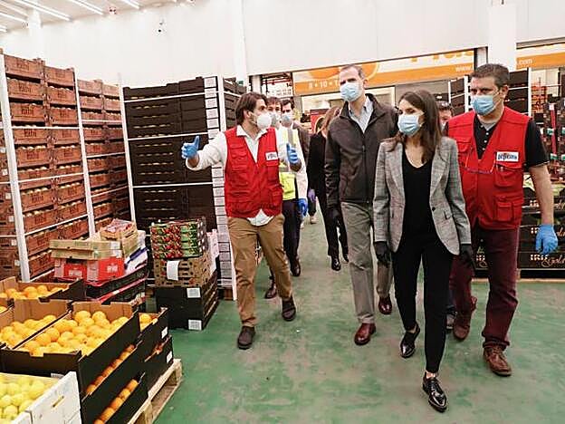 Letizia llevó zapatos bajos, unos clásicos Oxford, en su visita a Mercamadrid.