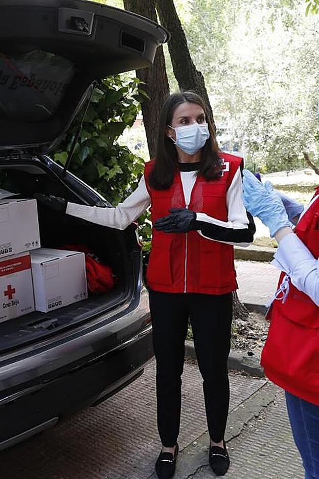Letizia llevó zapatos bajos (mocasines) en su visita a Cruz Roja.