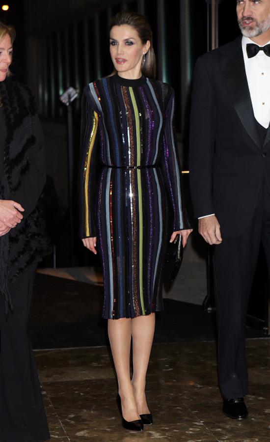 Letizia acaparó todas las miradas y las páginas de medios internacionales gracias a este vestido de rayas de lentejuelas de Nina Ricci que llevó en los Premios ABC en 2016.