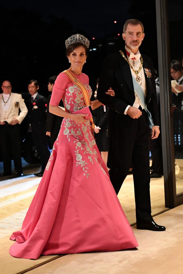 Los Reyes visitaron Japón en 2019 y la Reina triunfó gracias a este vestido rosa de Carolina Herrera con media manga y flores bordadas.