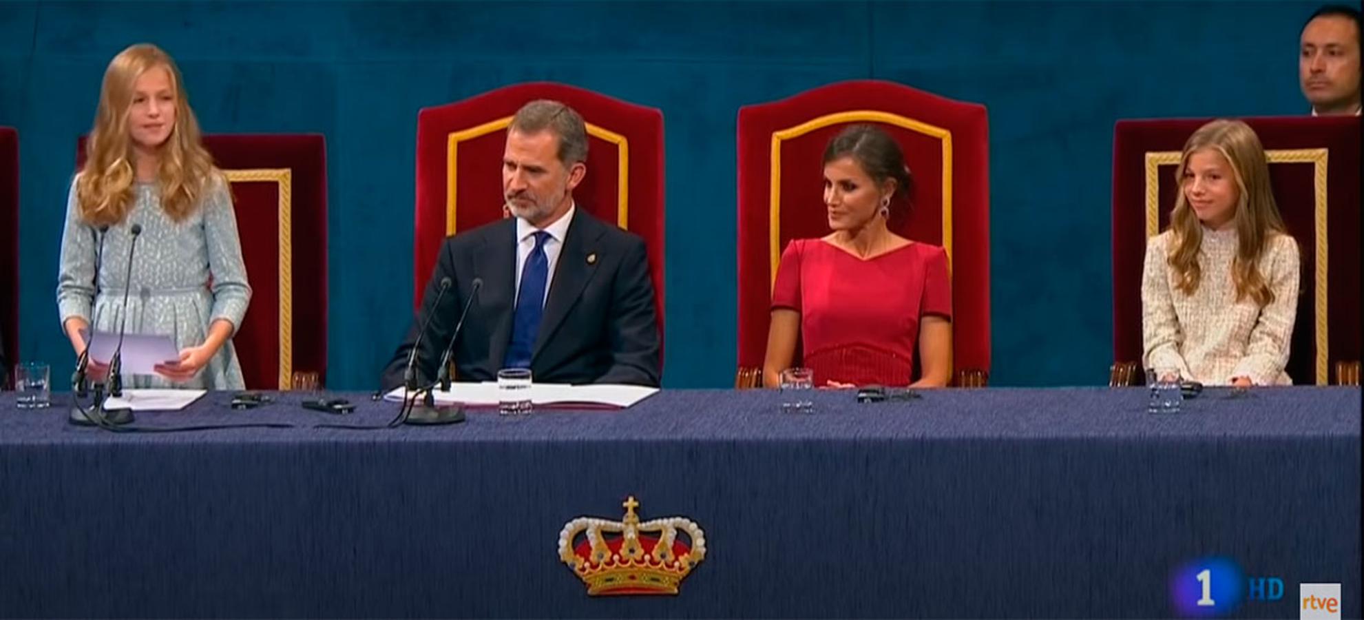 El Rey Felipe asiste con orgullo al primer discurso público de su hija, doña Leonor, en los Premios Princesa de Asturias, en 2019.
