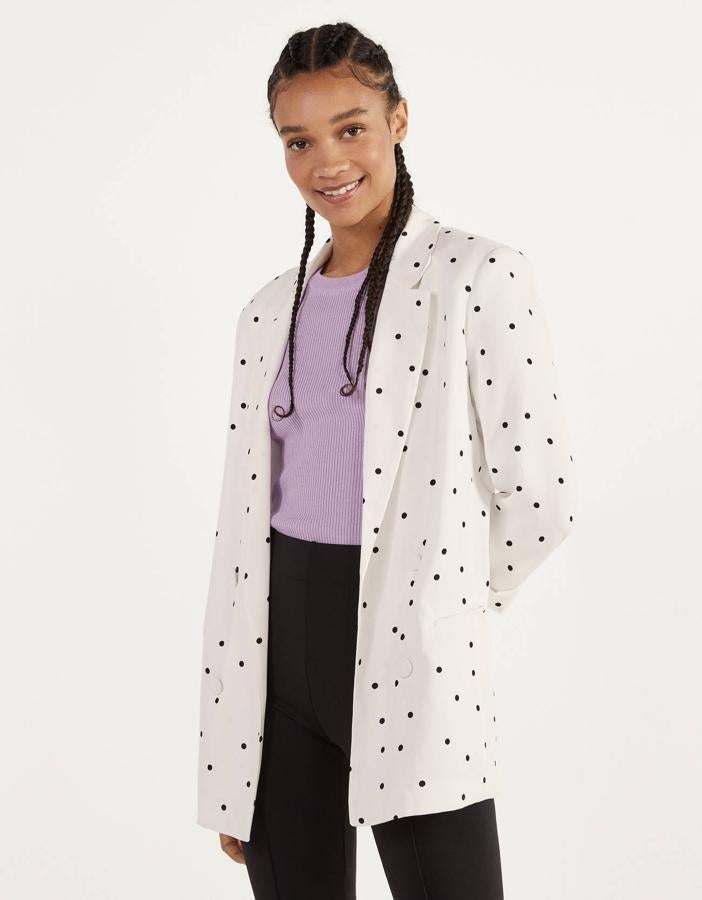 Americana blanca con topos negros, (17,99 euros).