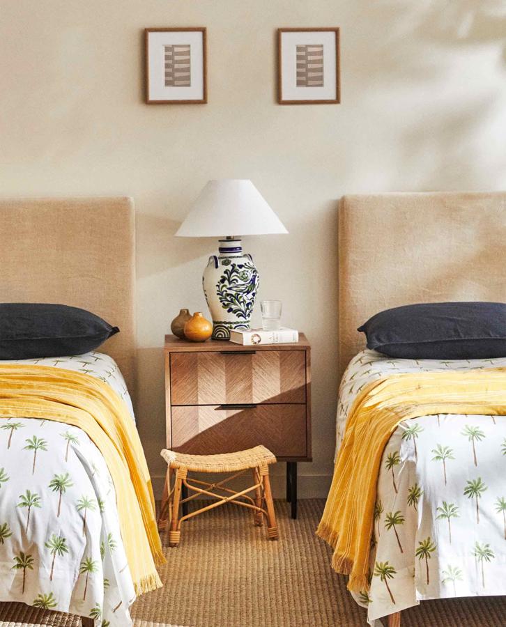 Ropa de cama ilustrada con palmeras para la habitación de invitados. Desde 29,99 euros en Zara Home.