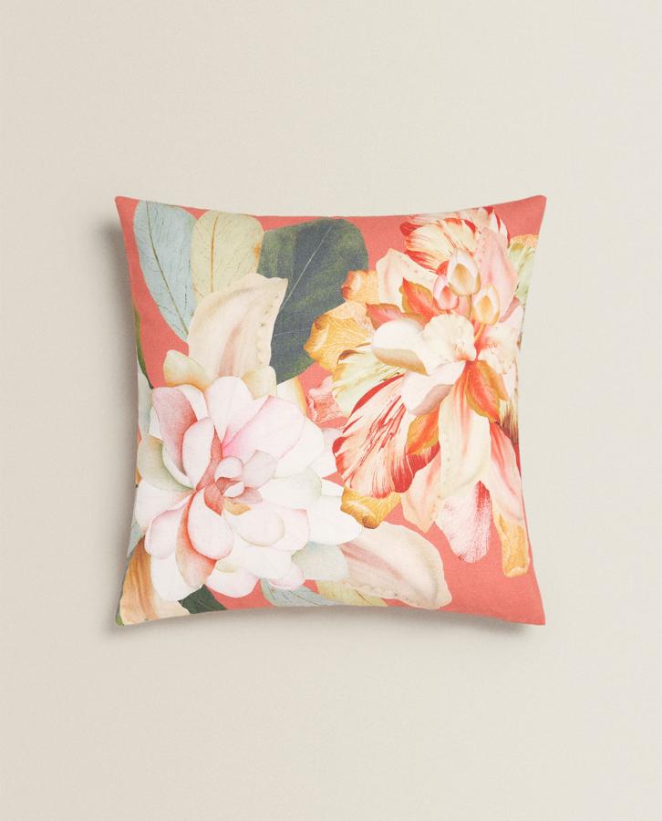 Esta funda en tonos coral va a acabar con el mal humor a tu sofá. Cuesta 9,99 euros en Zara Home.