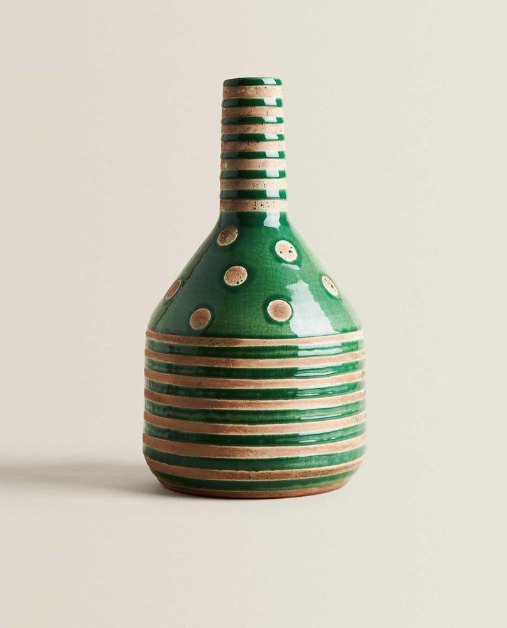 Nos recuerda al trabajo de barro de las Alpujarras y nos encanta, pero el verde de fondo no puede ser más tropical. Cuesta 25,99 euros en Zara Home.