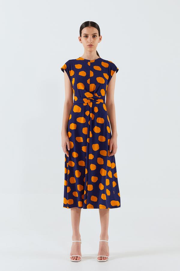 Vestido azul con grandes lunares naranjas, adornado con un cinturón (19,99 euros).